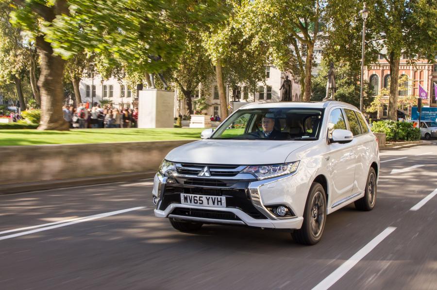  Mitsubishi Outlander PHEV 2015 года  (UK) (фото 8 из 31)